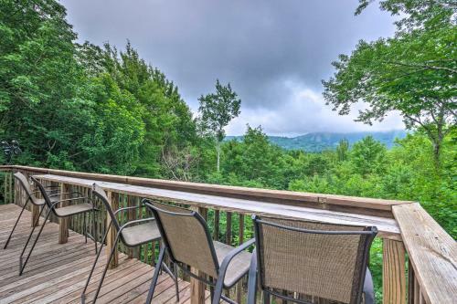 Warm Wooded Cabin With 2-story Deck And Mtn Views!