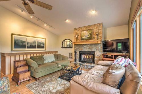 Warm Wooded Cabin With 2-story Deck And Mtn Views!
