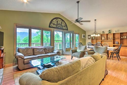 Warm Wooded Cabin With 2-story Deck And Mtn Views!
