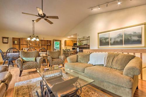 Warm Wooded Cabin With 2-story Deck And Mtn Views!