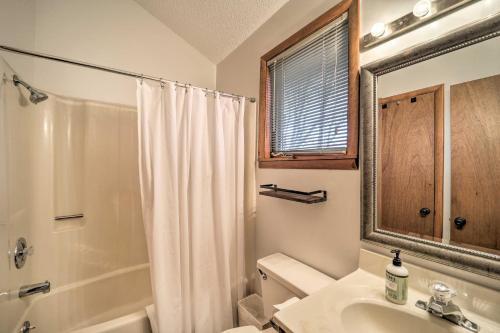 Updated Ski Retreat With Ev Outlet, 3 Mi To Slopes!