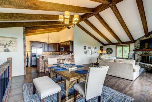 Elegant Home With Mountain Views - Near Resort!