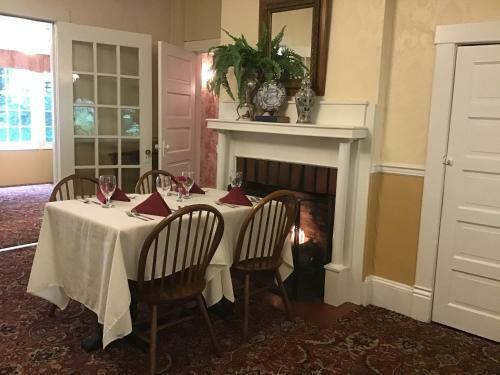 Hotel Red Rocker Inn