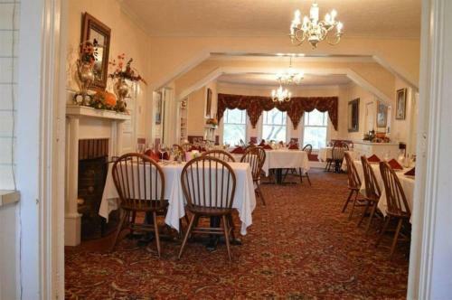Hotel Red Rocker Inn
