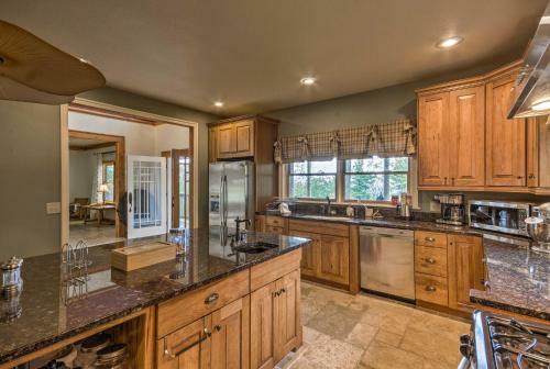 Heavenly Mountain Retreat - 4 Miles To Downtown!