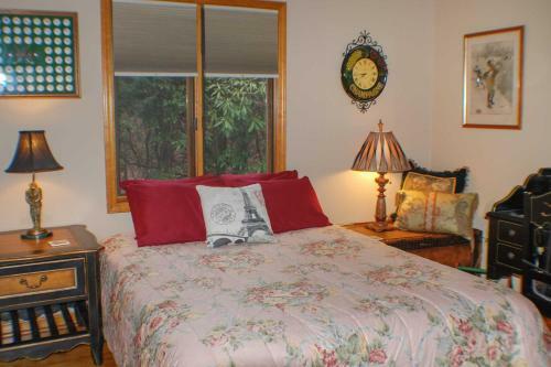 Deluxe Lakefront Mtn Escape With Club Amenities