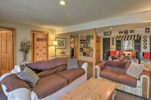 Deluxe Lakefront Mtn Escape With Club Amenities