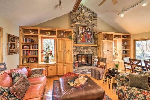 Deluxe Lakefront Mtn Escape With Club Amenities