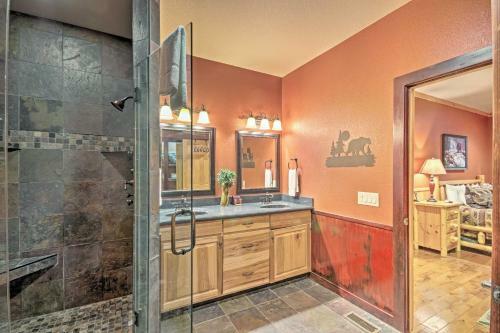 Southern Comfort Cabin With Hot Tub And Pool Table