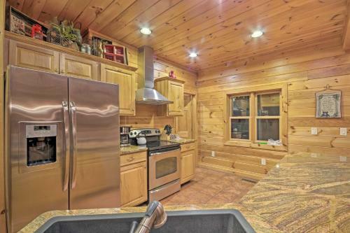 Southern Comfort Cabin With Hot Tub And Pool Table