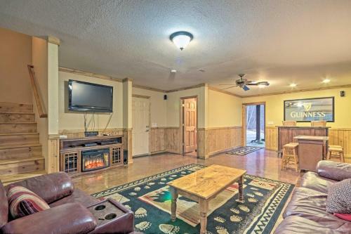 Southern Comfort Cabin With Hot Tub And Pool Table