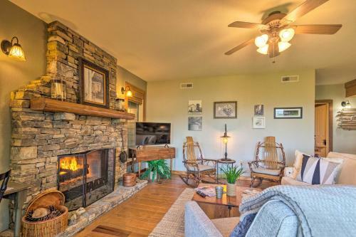 Apartamento Burnsville Mtn Condo With Private Deck And Views!