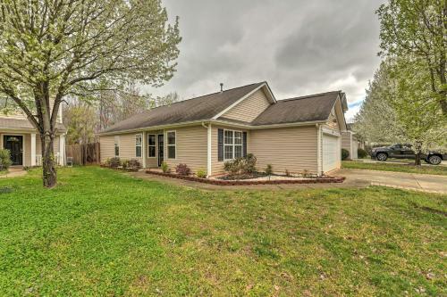 Pet-friendly Retreat With Yard About 8 Mi To Dtwn!