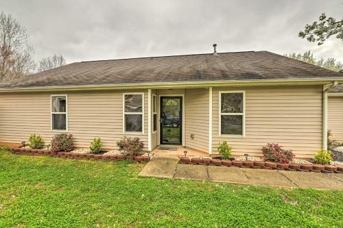 Pet-friendly Retreat With Yard About 8 Mi To Dtwn!