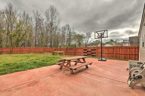 Pet-friendly Retreat With Yard About 8 Mi To Dtwn!