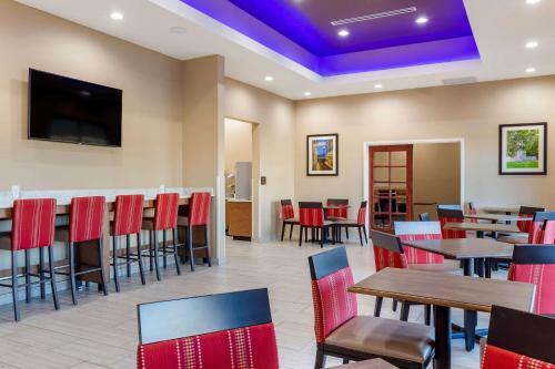 Hotel Comfort Suites Greensboro Airport