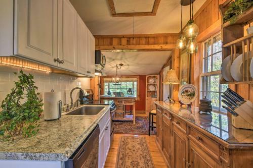 Charming Cottage With Deck - 1 5 Mi To Downtown