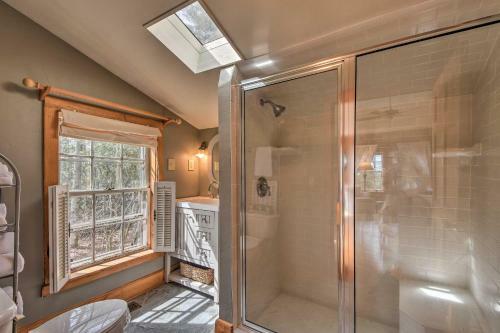 Charming Cottage With Deck - 1 5 Mi To Downtown