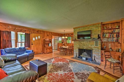 Rolling Acres Highlands Cabin With Fire Pit!