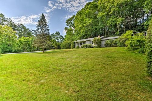 Rolling Acres Highlands Cabin With Fire Pit!