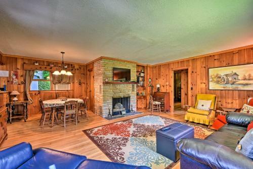 Rolling Acres Highlands Cabin With Fire Pit!