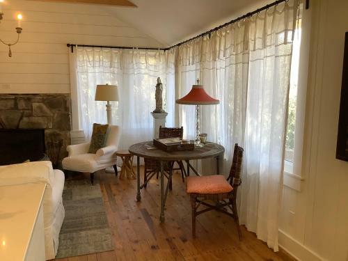 Lower Lake Cottage