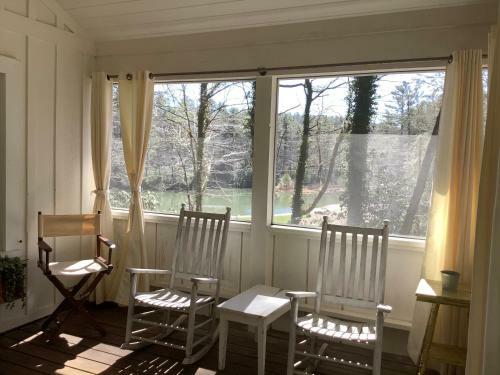 Lower Lake Cottage