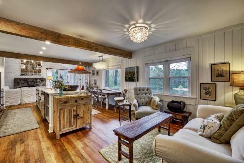 Lower Lake Cottage