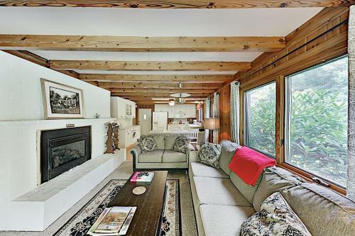 Private Getaway On Pond With Hot Tub & Fireplace Home