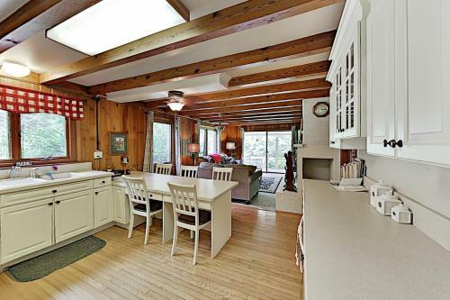 Private Getaway On Pond With Hot Tub & Fireplace Home