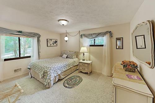 Private Getaway On Pond With Hot Tub & Fireplace Home