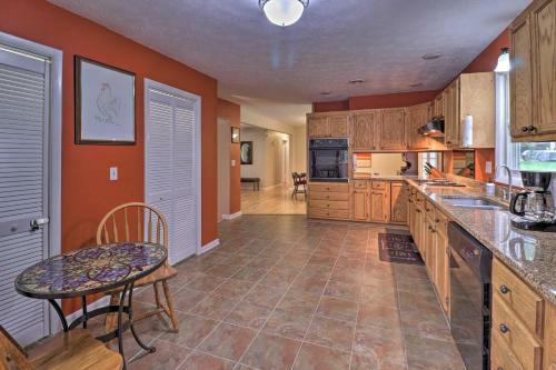 Quiet Home With Fire Pit And Bbq, 5 Mi To Downtown