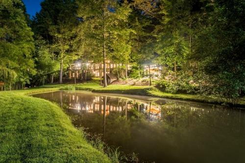 Fox Den - Lush Forest Retreat - Patio & Trails Home