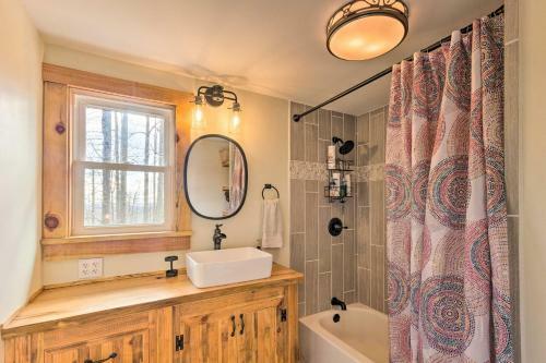 Hendersonville Cabin With Hot Tub And Fire Pit!