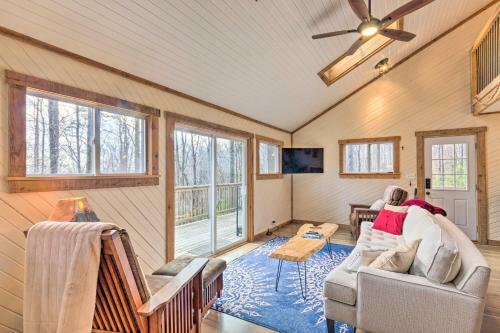 Hendersonville Cabin With Hot Tub And Fire Pit!