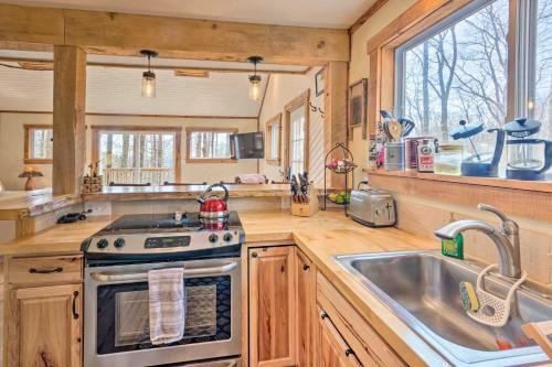 Hendersonville Cabin With Hot Tub And Fire Pit!