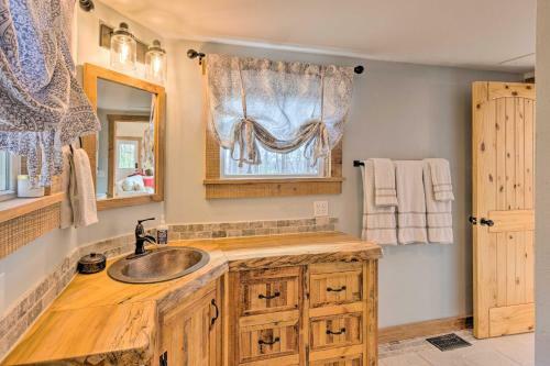 Hendersonville Cabin With Hot Tub And Fire Pit!