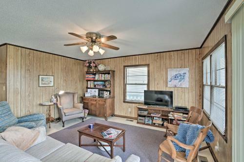 Pet-friendly Second Row House Steps To Beach!