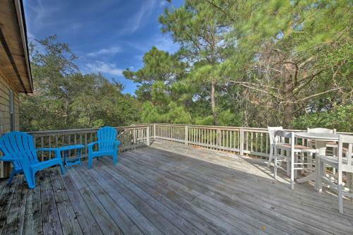 Airy Coastal Cottage With Deck Less Than 1 Mi To Beach!