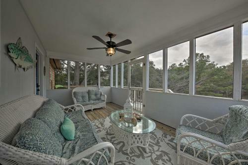 Airy Coastal Cottage With Deck Less Than 1 Mi To Beach!