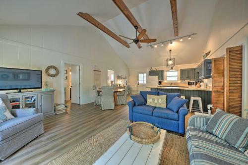 Airy Coastal Cottage With Deck Less Than 1 Mi To Beach!