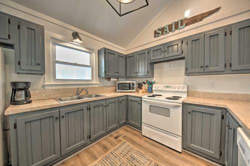 Airy Coastal Cottage With Deck Less Than 1 Mi To Beach!
