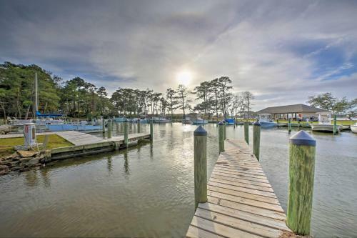 Airy Coastal Cottage With Deck Less Than 1 Mi To Beach!