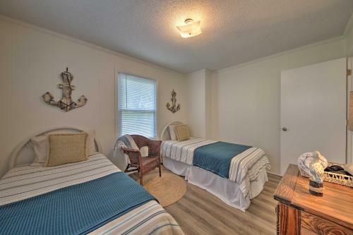 Airy Coastal Cottage With Deck Less Than 1 Mi To Beach!