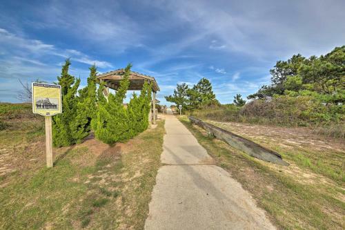Airy Coastal Cottage With Deck Less Than 1 Mi To Beach!