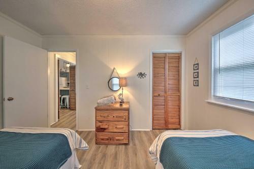 Airy Coastal Cottage With Deck Less Than 1 Mi To Beach!