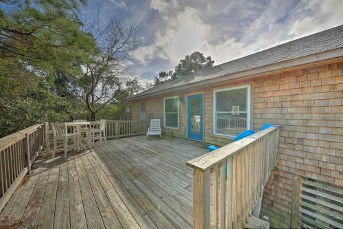 Airy Coastal Cottage With Deck Less Than 1 Mi To Beach!