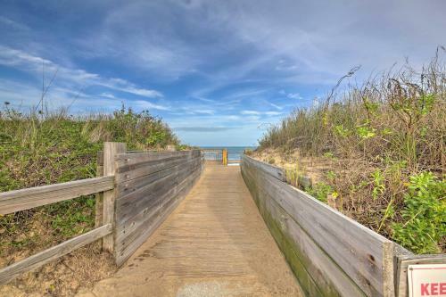 Airy Coastal Cottage With Deck Less Than 1 Mi To Beach!