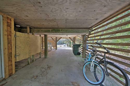 Airy Coastal Cottage With Deck Less Than 1 Mi To Beach!