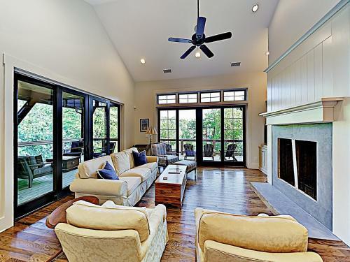 Brand-new Lakefront Retreat With Boathouse Home